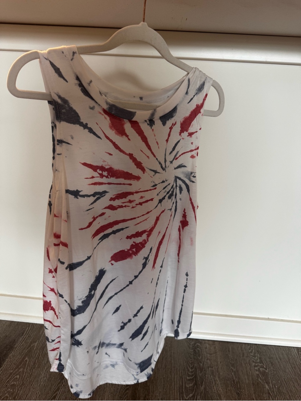 Sleeveless Tie-Dye Tank Top in White with Red & Navy